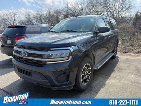 Used 2023 Ford Expedition XLT image 3