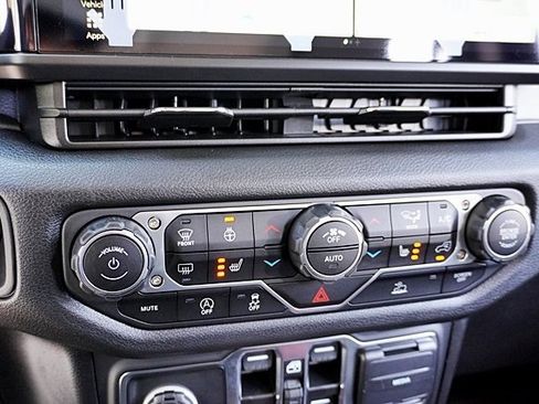 New 2025 Jeep Gladiator Sport image 33