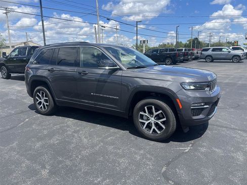 Used 2024 Jeep Grand Cherokee Limited AWD/4WD image 2