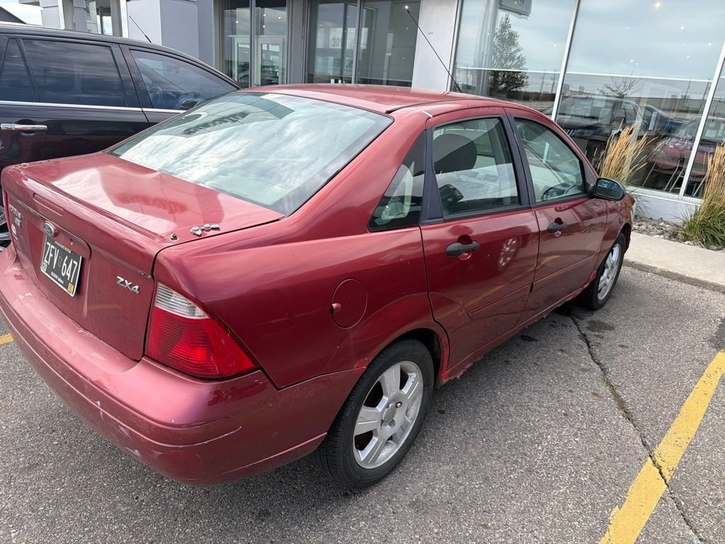 Used 2005 Ford Focus ZX4 Sedan FWD image 3