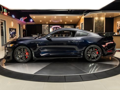 Used 2021 Ford Mustang Shelby GT500 w/ Carbon Fiber Track Pack RWD image 17
