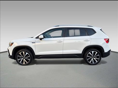 Certified 2023 Volkswagen Taos SE image 3