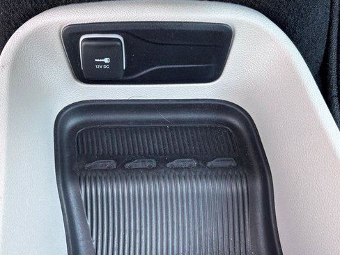 Used 2024 Chrysler Pacifica Limited FWD image 32