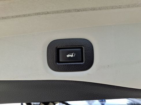 Used 2017 Nissan Rogue SV w/ SV Premium Package AWD/4WD image 30