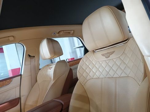 Used 2019 Bentley Bentayga AWD/4WD image 18