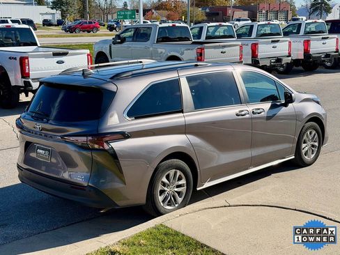 Used 2024 Toyota Sienna XLE image 5