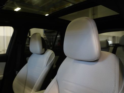 Used 2024 Mercedes-Benz GLC 300 4MATIC image 13