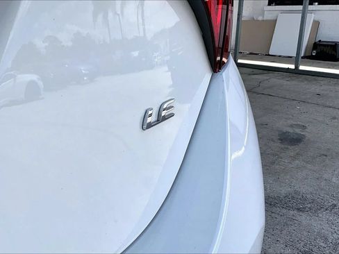 Used 2018 Toyota Corolla LE FWD image 21