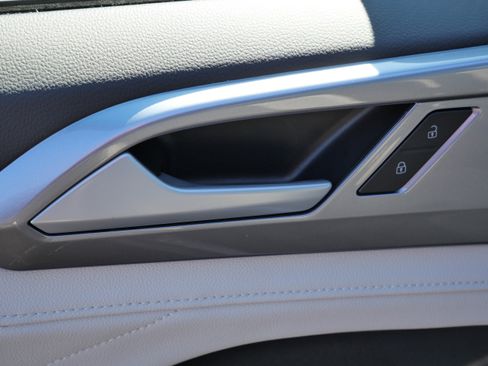 Certified 2025 Volkswagen Taos SEL image 20