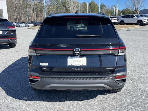 Used 2025 Volkswagen Taos SE image 4