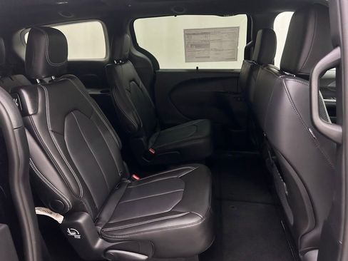 New 2026 Chrysler Pacifica Select AWD/4WD image 16