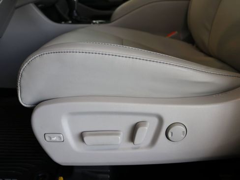 Used 2019 Toyota Highlander XLE image 15