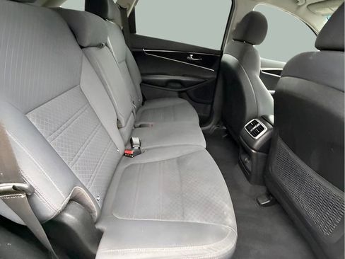 Used 2018 Kia Sorento L image 17