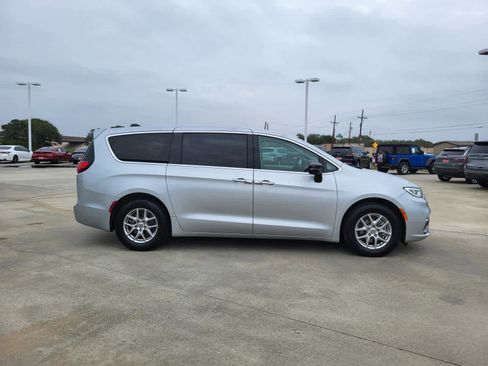 Used 2024 Chrysler Pacifica Touring-L image 6