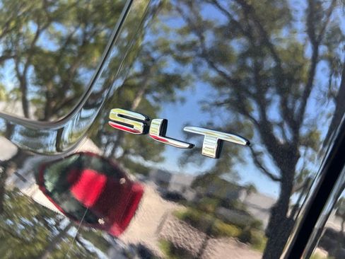 Used 2023 GMC Acadia SLT FWD image 44