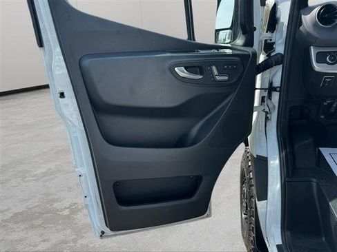 Used 2020 Mercedes-Benz Sprinter 2500 image 12