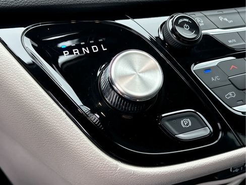 Used 2024 Chrysler Pacifica Touring-L image 18