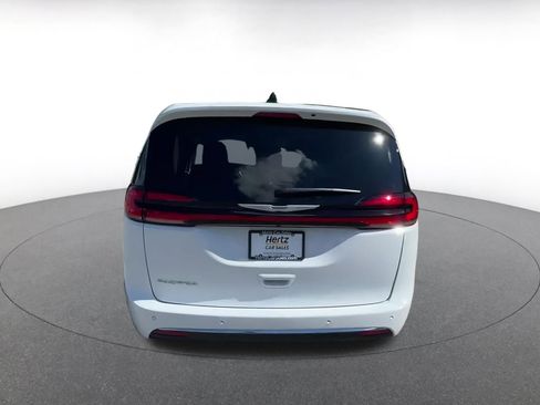 Used 2024 Chrysler Pacifica Touring-L image 12