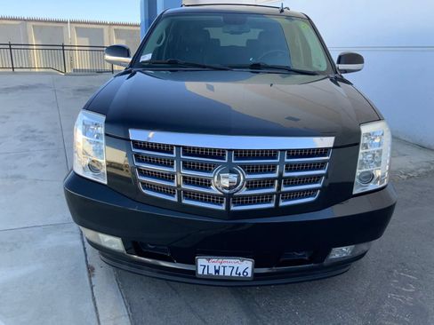 Used 2011 Cadillac Escalade Luxury AWD/4WD image 2