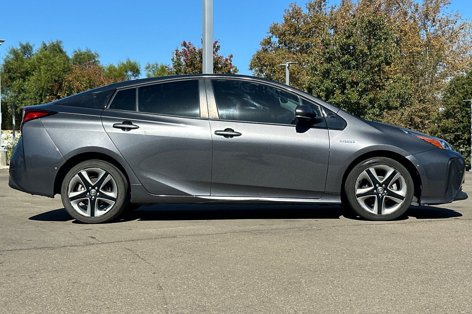 Used 2019 Toyota Prius XLE FWD image 3