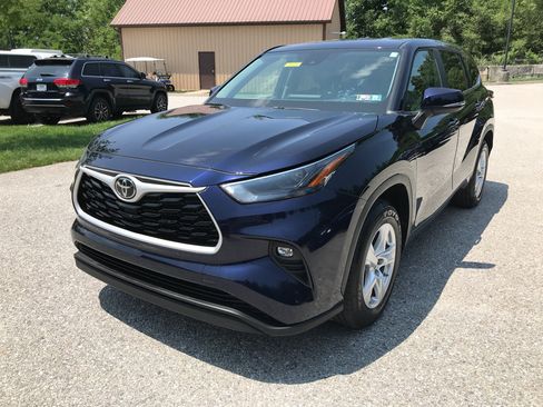 Used 2023 Toyota Highlander LE FWD image 4