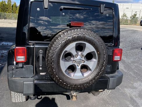 Used 2016 Jeep Wrangler Unlimited Sahara w/ Connectivity Group image 4