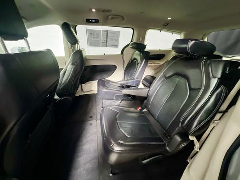 Used 2022 Chrysler Pacifica Touring-L FWD image 27