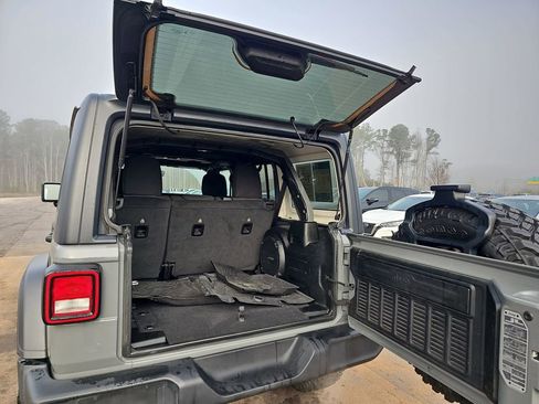 Used 2022 Jeep Wrangler Unlimited Sport image 17