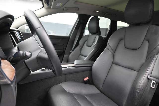 Used 2023 Volvo XC60 B5 Plus w/ Protection Package Premier FWD image 9