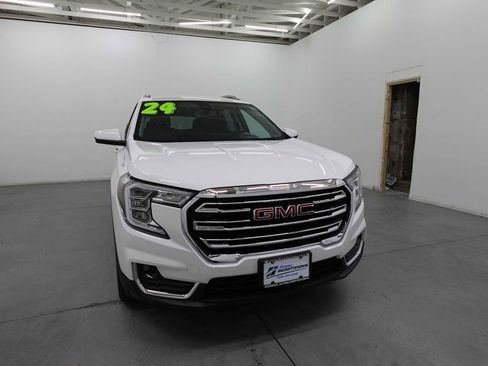 Used 2024 GMC Terrain SLT image 3