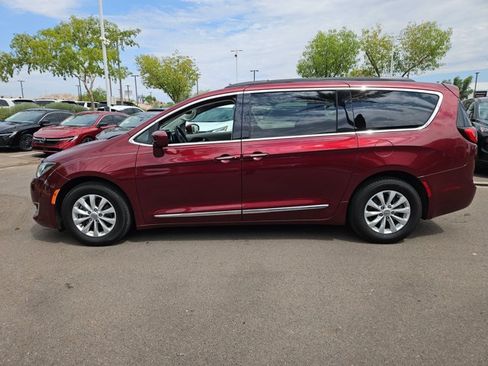 Used 2017 Chrysler Pacifica Touring-L FWD image 9