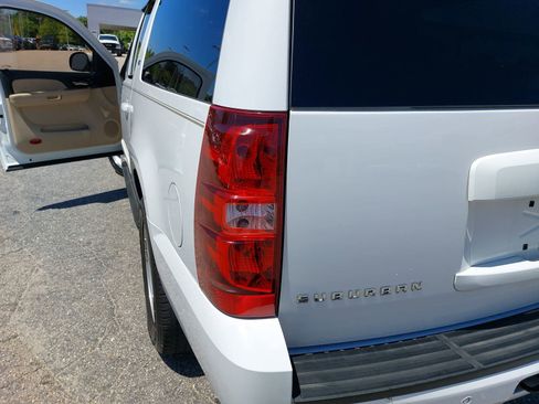 Used 2007 Chevrolet Suburban LTZ w/ LTZ Preferred Equipment Group AWD/4WD image 37