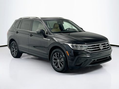 Used 2023 Volkswagen Tiguan SE w/ Panoramic Sunroof Package FWD image 3