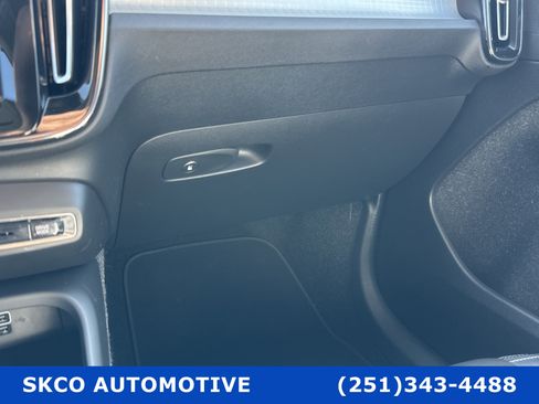 Used 2020 Volvo XC40 T5 Momentum image 23