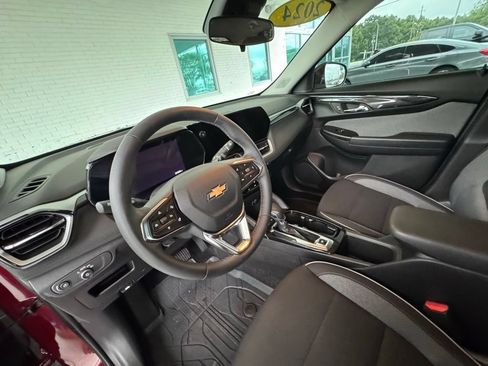 Used 2024 Chevrolet TrailBlazer LT w/ LT Cold Weather Package FWD image 12