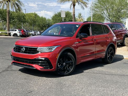 Certified 2024 Volkswagen Tiguan SE R-Line FWD image 31