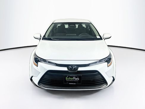 Used 2025 Toyota Corolla LE FWD image 2