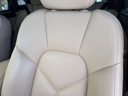 Certified 2022 Porsche Macan image 5