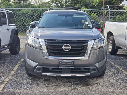 Used 2023 Nissan Pathfinder SL FWD image 3