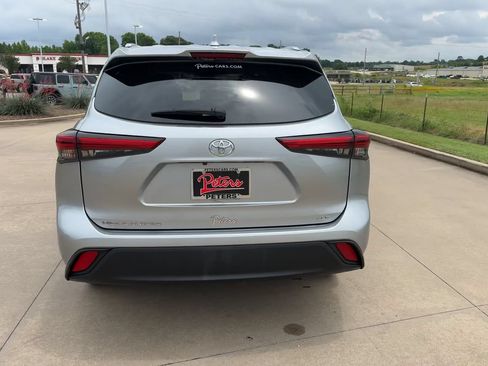 Used 2023 Toyota Highlander XLE FWD image 8