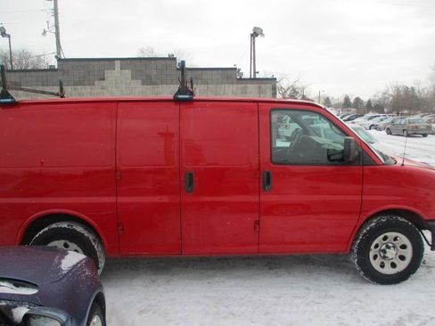 Used 2011 Chevrolet Express 1500 RWD image 2