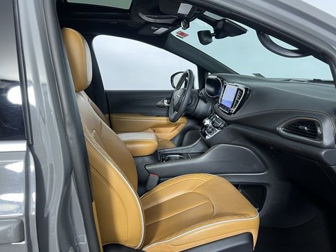 Used 2023 Chrysler Pacifica Pinnacle image 34