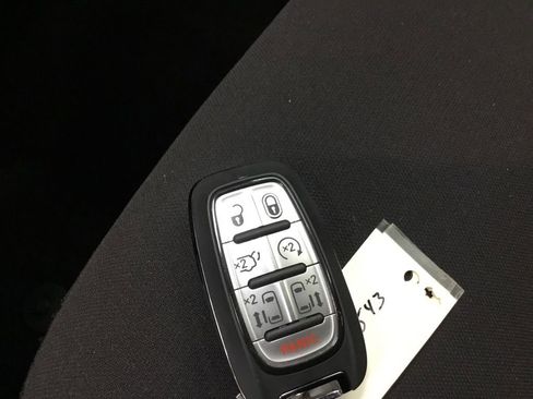 Used 2023 Chrysler Pacifica Touring image 9