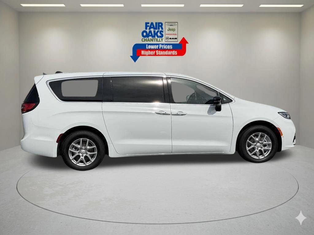 New 2026 Chrysler Pacifica Select FWD image 5
