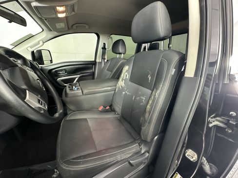 Used 2018 Nissan Titan SV image 15