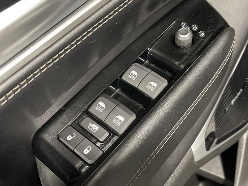 Used 2024 Jeep Wagoneer L Series III w/ Premium Group I image 9