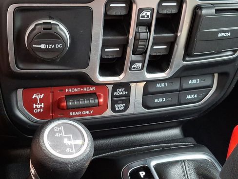Used 2025 Jeep Wrangler Unlimited Rubicon AWD/4WD image 23