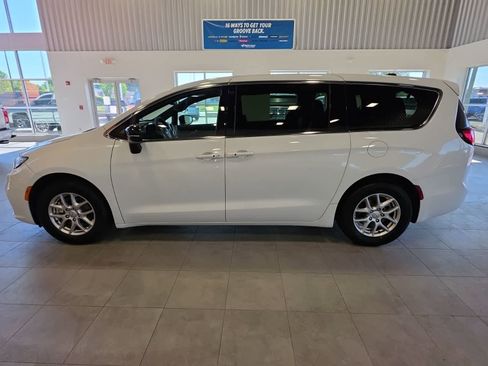 Used 2026 Chrysler Pacifica Select FWD image 12