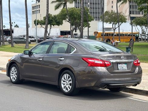 Used 2016 Nissan Altima 2.5 S w/ Power Driver Seat Package FWD image 2