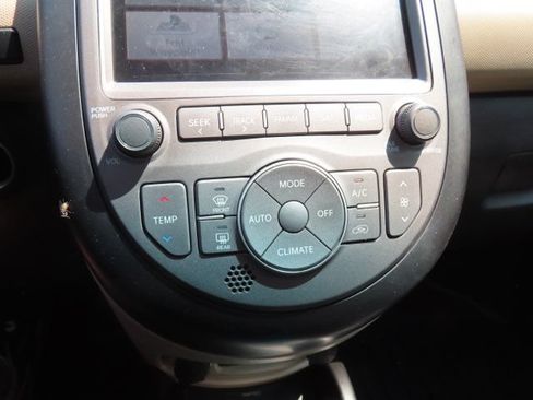 Used 2013 Kia Soul ! w/ Premium Pkg FWD image 26